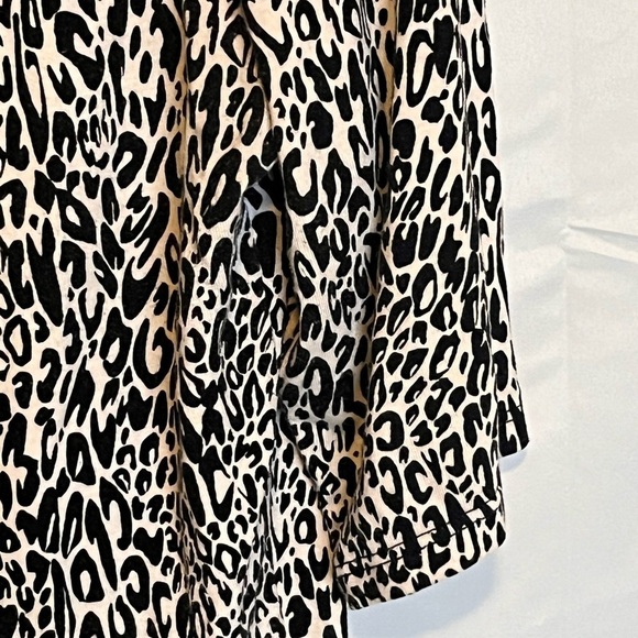 LIZ CLAIBORNE, Quarter Sleeve White/Black Animal Print Round Neck, Blouse, M - Picture 4 of 9